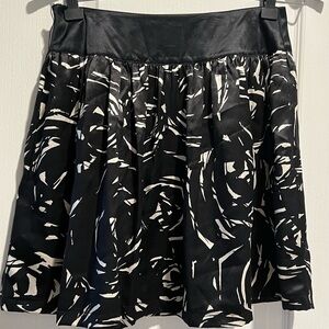 Kate Hill 100% Silk Size 2 Black & White skirt